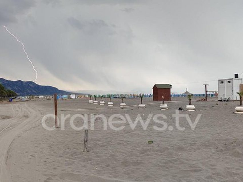 Pamje nga plazhi i Velipojës, rrufe e gjëmime para stuhisë së shiut