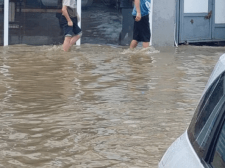 Reshjet e dendura shkaktojnë dëme nëpër qytetet e Kosovës