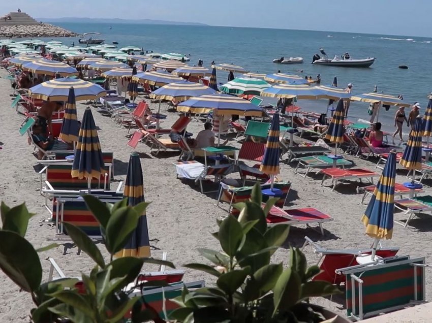 Në bregdetin e Durrësit, fluks turistësh të huaj