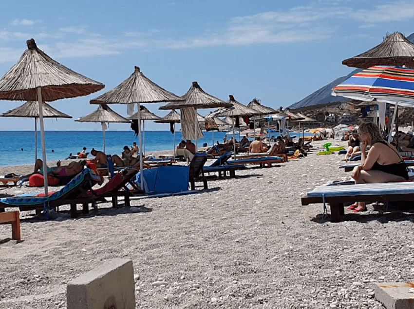 Shqiptarët, pushime ditore/ Pasojat e Covid, financat dhe gjatë javës punojnë