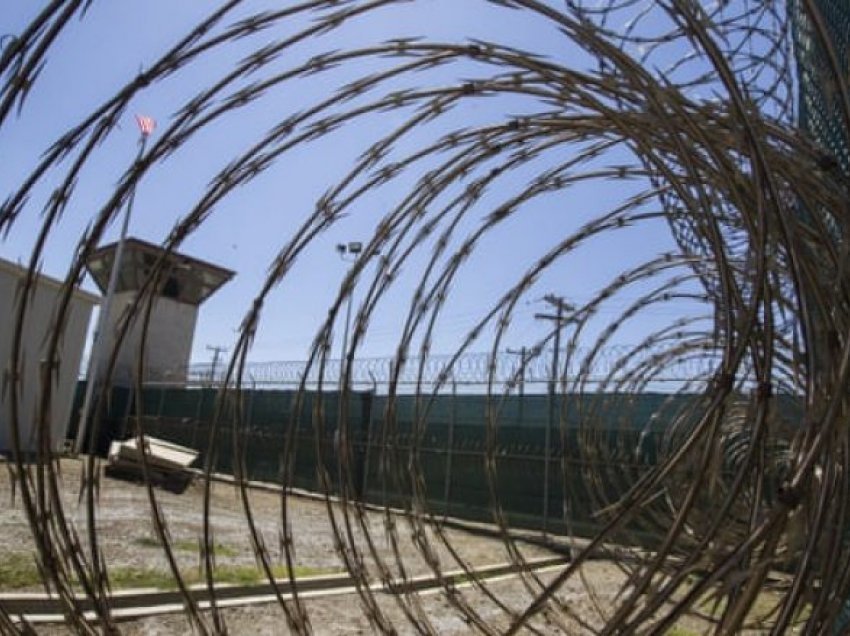 Administrata e Biden transferon të arrestuarin e parë nga Guantanamo