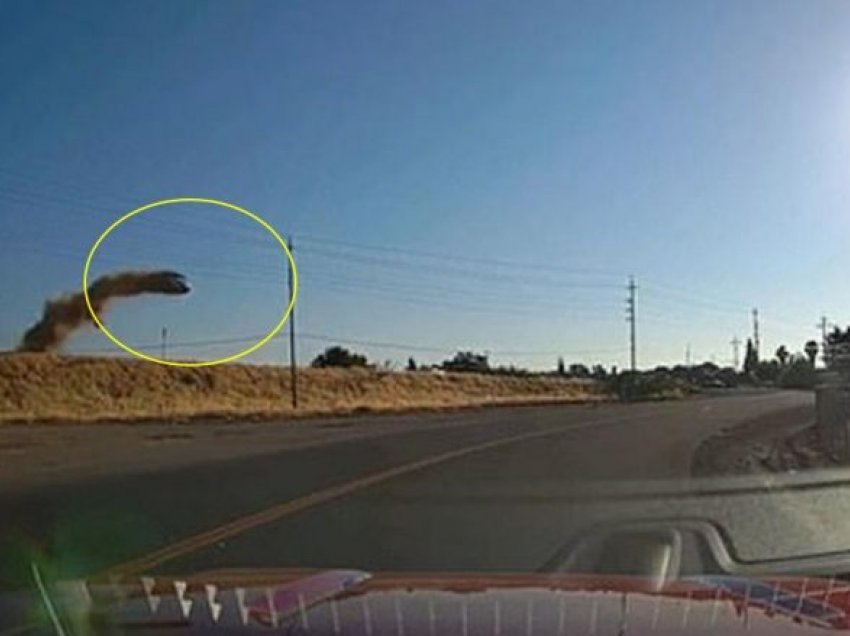 Aksident të tillë me siguri nuk keni parë: Vetura “fluturon” nga një rrugë në një tjetër në Kaliforni