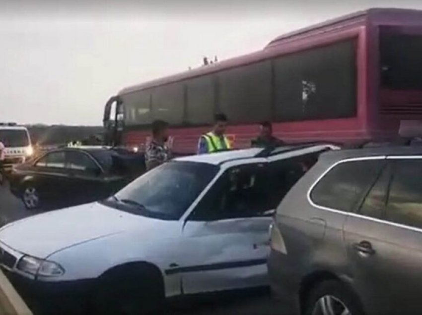 Pamje nga aksidenti në rrugën Prishtinë – Podujevë, ku mbetën të lënduar nëntë persona