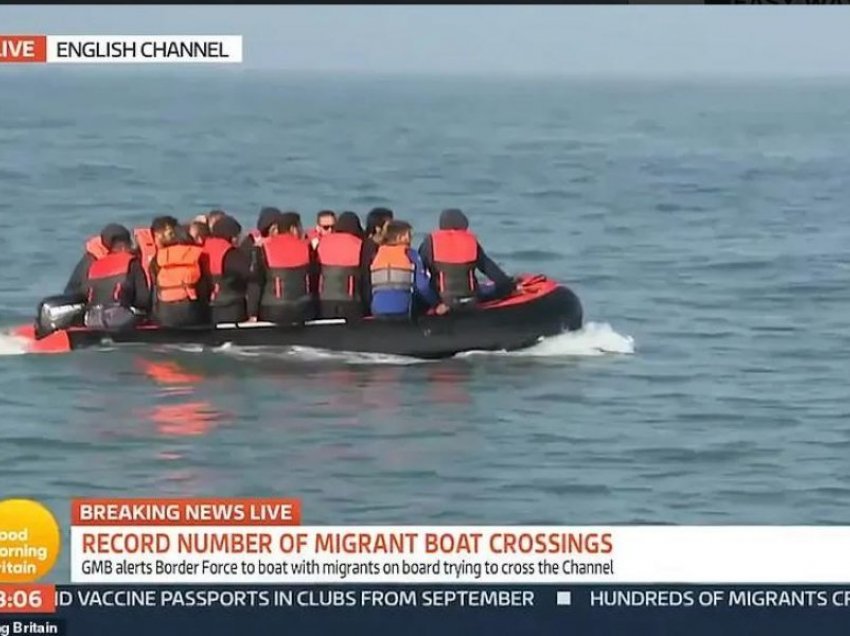 Kalojnë mbi 430 refugjatë në ditë në Kanalin Anglez