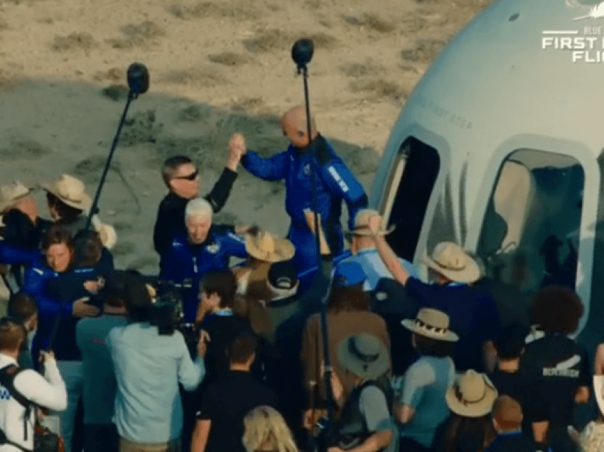 Pas “udhëtimit historik për në hapësirë”, Jeff Bezos kthehet në tokë