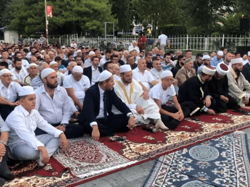 Besimtarët myslimanë në Berat falin Kurban Bajramin në Pedonale