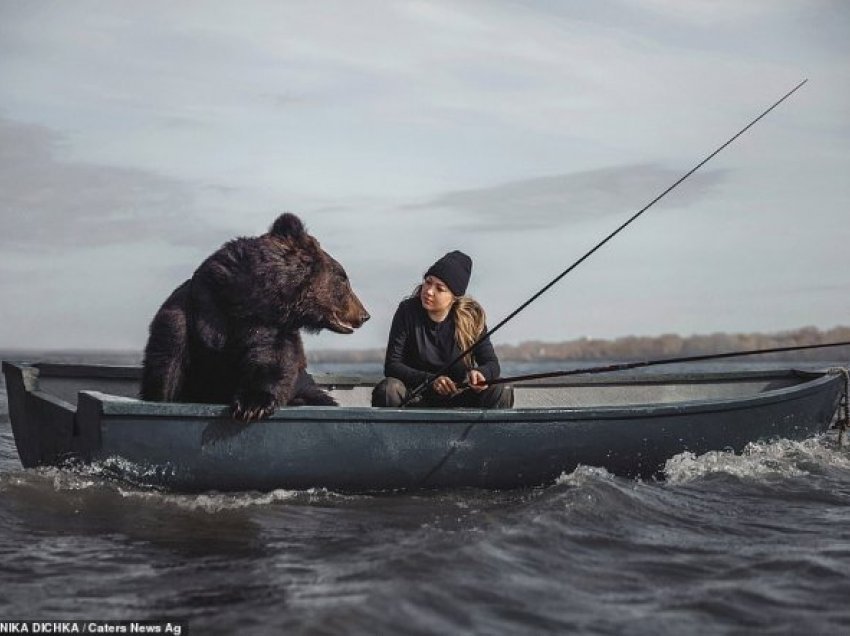 Gruaja që shpëtoi ariun, tani del me të në varkë për peshkim