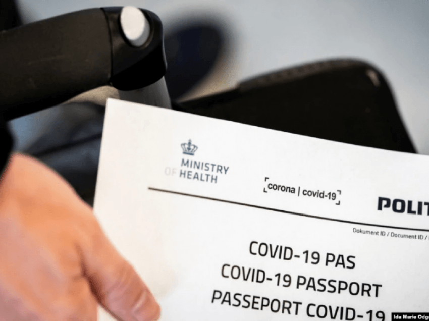 Franca kërkon pasaportën e COVID-19 për qasje në vende publike