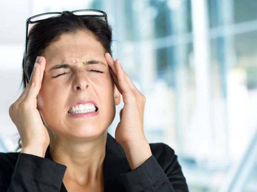 Dhimbja e kokës nga vapa, masa dhe kujdesi që duhet të tregoni