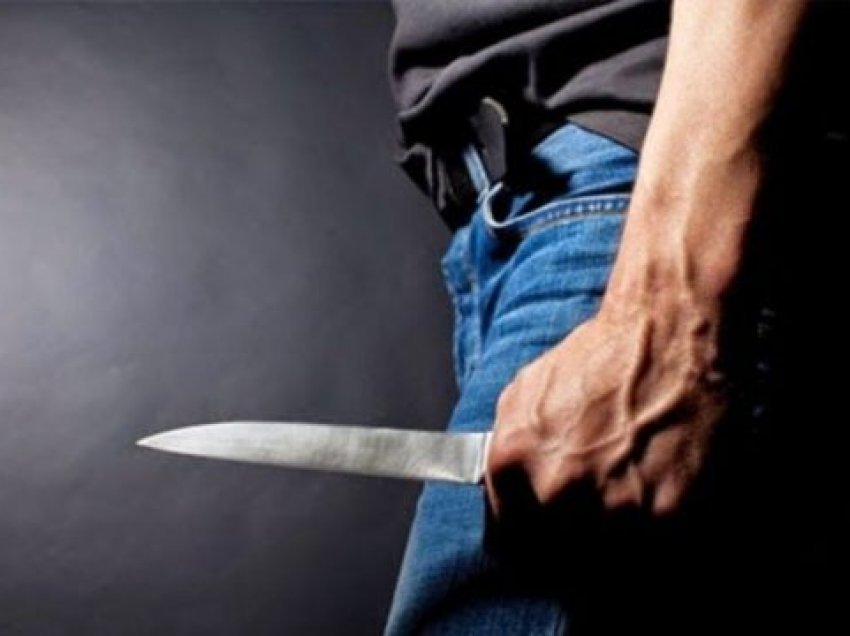 Godet me thikë fqinjin, arrestohet 31-vjeçari 