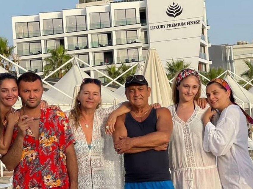Sevdai Radogoshi shfaqet i lumtur me familje në pushime