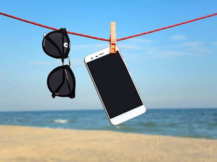 Si t'i mbroni smartphone në plazh, këshilla praktike