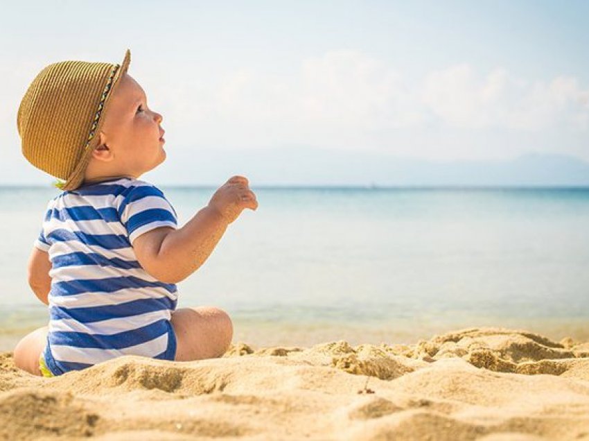 Ja se si të kujdeseni për bebet gjatë kohës që jeni në plazh?