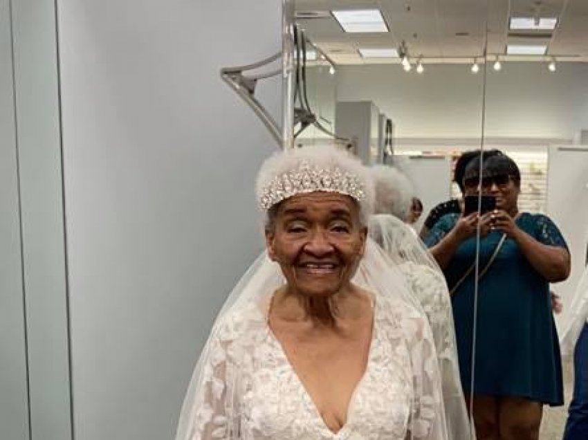 70 vjet pas martesës, 94-vjeçares iu realizua ëndrra për të veshur fustan të bardhë