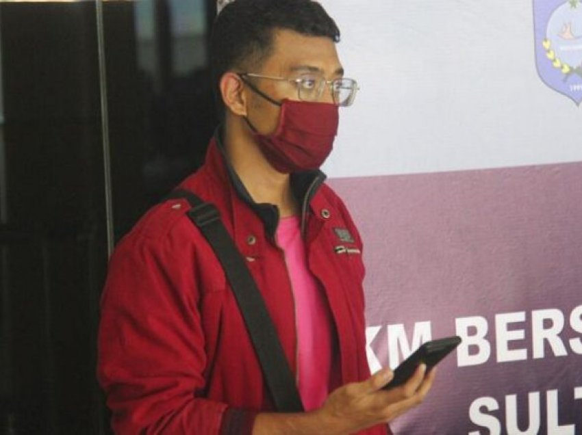 Burri në Malajzi u ‘maskua si gruaja e tij’ për të hipur në aeroplan, sepse ishte infektuar me COVID-19