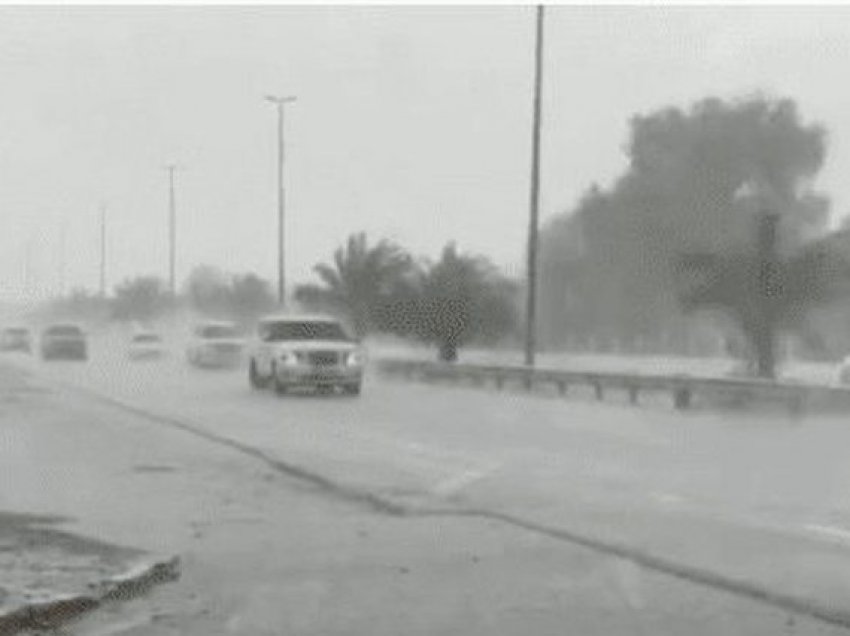 Dubai krijoi shi të rremë për të përballuar të nxehtin, por situata del jashtë kontrollit, autoritetet paralajmërojnë shoferët