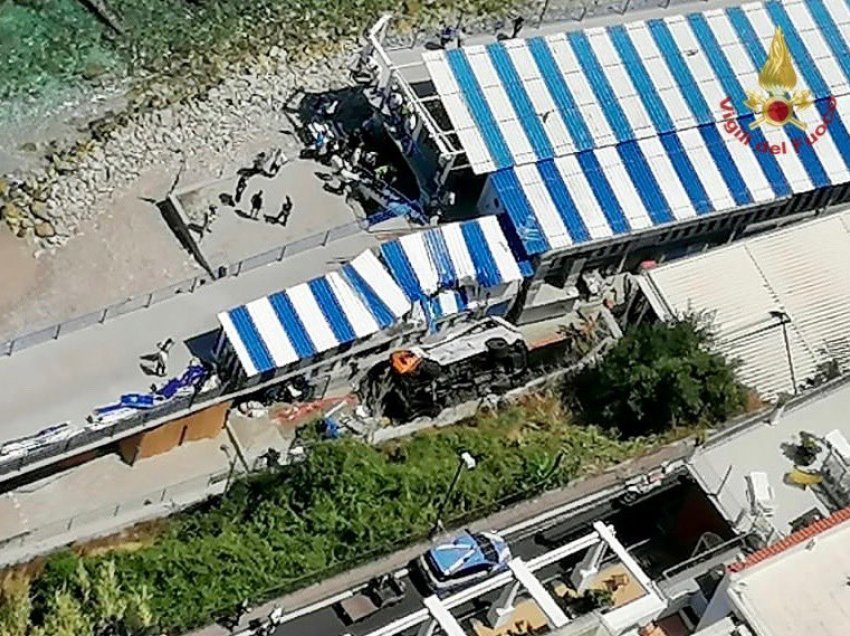 Ngjarje e rëndë: Autobusi bie në një plazh, vdes shoferi, 28 të lënduar