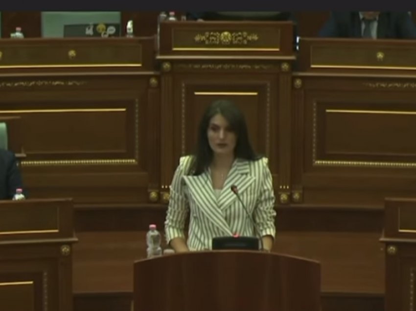 Marigona Geci me fjalimin e saj i heshtë deputetët e PDK-së dhe të LVV-së