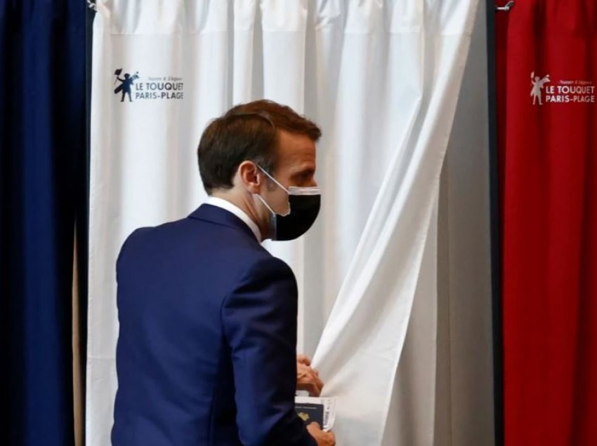 Presidenti i Francës ndërron telefonin pas skandalit me Pegasus