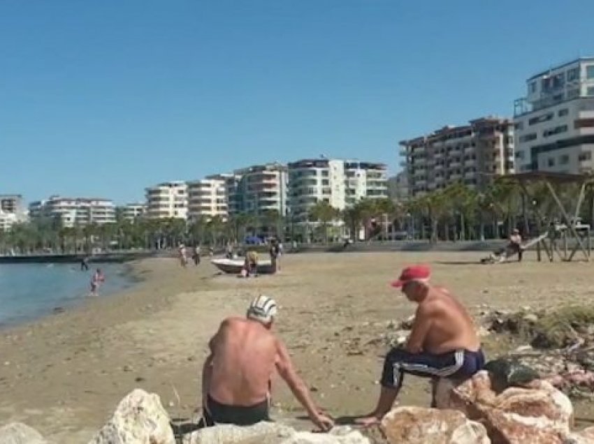 Pushuesit në plazhin e Vlorës habisin me veprimin pas të shtënave me armë