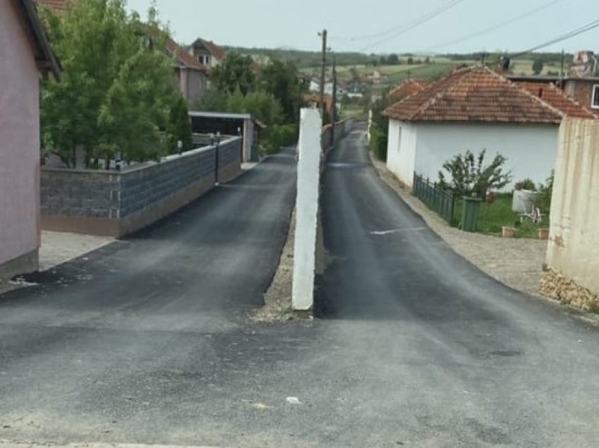 Ndodhë në Kosovë: Fqinjët ndajnë rrugën me një mur për të mos u takuar mes vete
