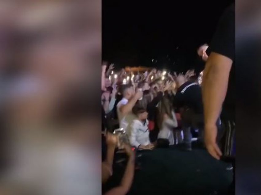 Noizy humb kontrollin në mes të skenës
