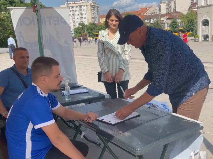 Gani Geci me Marigonën nënshkruajnë peticionin për vendosjen e shtatores së Adem Jasharit në Prishtinë – kjo është kërkesa e tyre