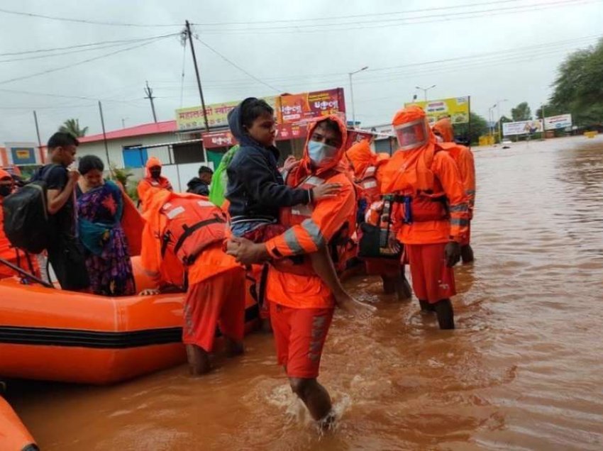 110 të vdekur nga rrëshqitja e dheut dhe reshjet në Indi