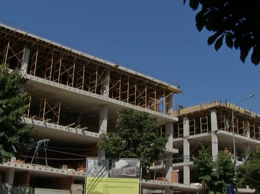 Shkollat e dëmtuara nga tërmeti, Bashkia e Tiranës zvarrit punimet