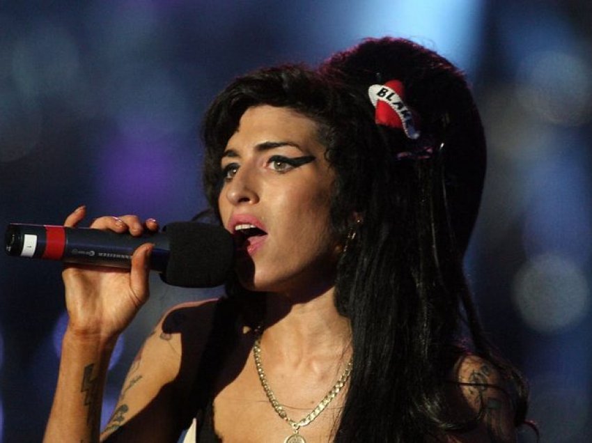 10 vite pas vdekjes, zbulohet intervista e padëgjuar më parë e Amy Winehouse: ‘E fillova alkoolin në moshën 12 vjeç’