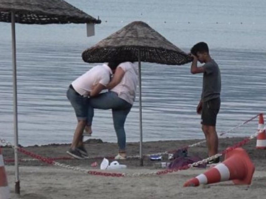 Shuplaka, grushte dhe shkelma – gruaja rrah burrin në plazh 