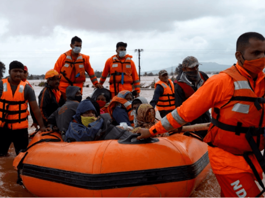 Ekipet e shpëtimit kërkojnë për të mbijetuar pas vërshimeve në Indi