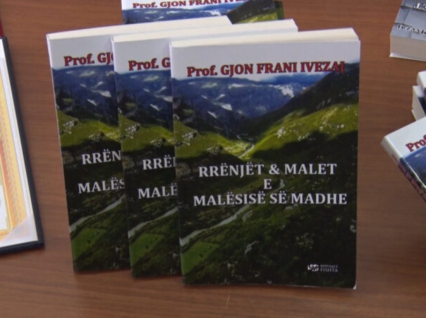 Profesor Gjon Frani Ivezaj promovoi në Shkodër, dy libra : 