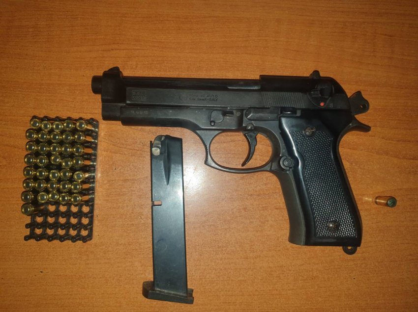 Policia e Ferizajt merr informatë për gjuajtje me armë, sekuestron dy armë zjarri e fishek 