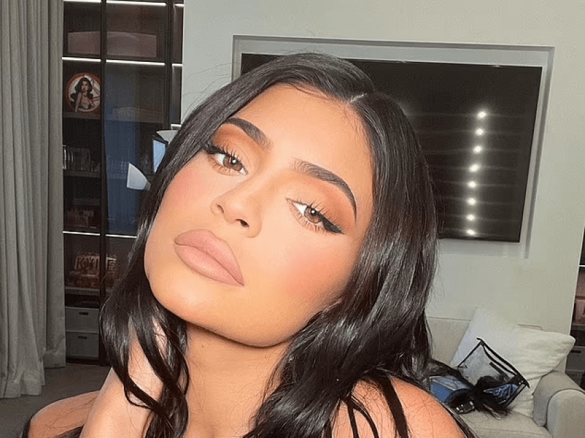 Kylie Jenner nxjerr barkun e rrafshët