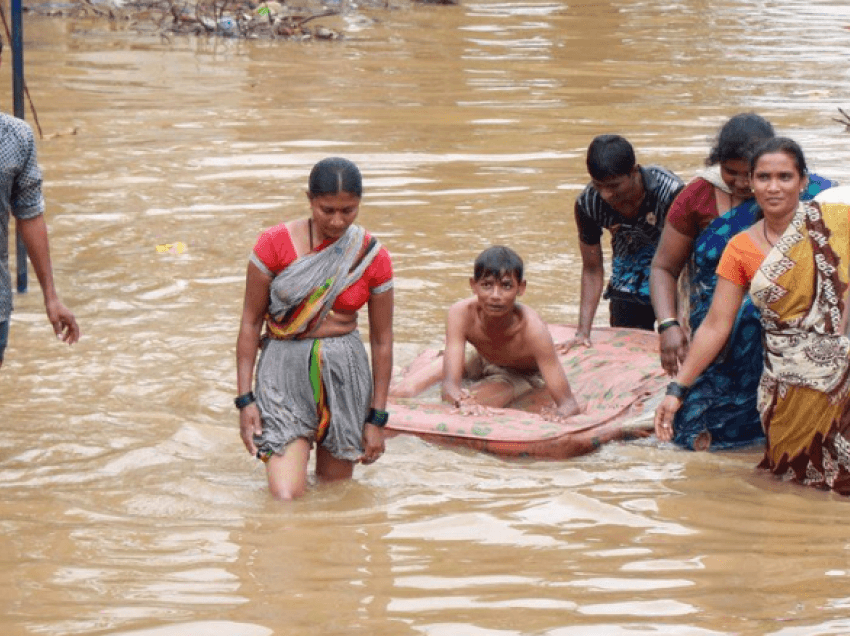 Përmbytjet në Indi, numri i viktimave shkon mbi 130 