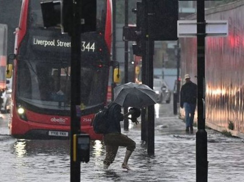 Përmbytjet ‘pushtojnë’ Londrën
