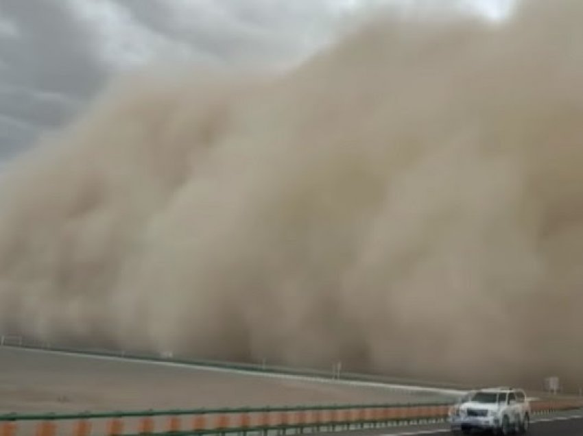Stuhia e rërës “gëlltit” një qytet në Kinë