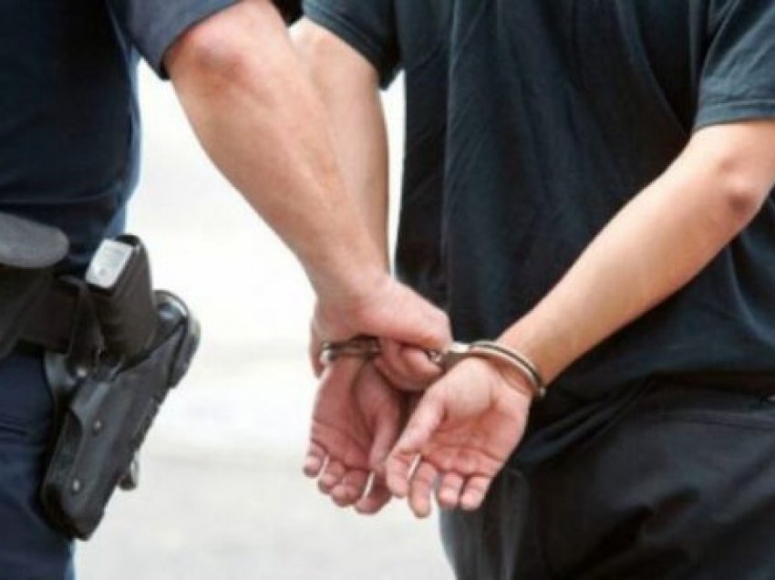 Policia arreston tre persona në Vushtrri 