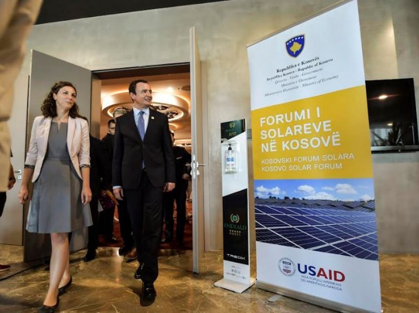 Kurti vizitoi kompanitë për energji të ripërtëritshme pjesëmarrëse në Forumin e Solareve të Kosovës