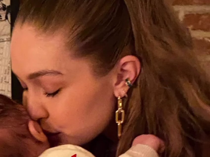 Gigi Hadid publikon foto të së bijës me Bella-n