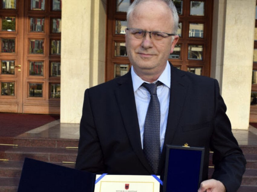 Akademiku shqiptaro-britanik Gëzim Alpion nderohet me ‘Medaljen Nënë Tereza’