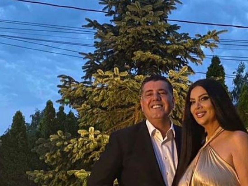 Kryetari i Gjilanit dhe partnerja e tij kanë pozuar me veshje elegante