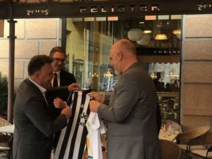 Shilegov ia dhuroi Edi Ramës fanellën e Juventusit