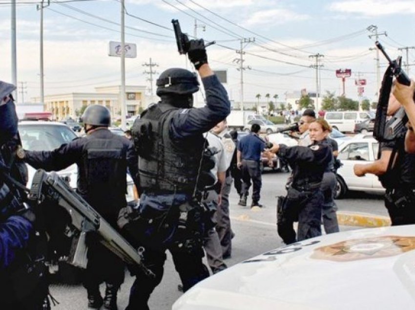 Persona të armatosur bastisin qytetin meksikan, i vendosin flakën shtëpive dhe makinave e rrëmbejnë dhjetëra njerëz