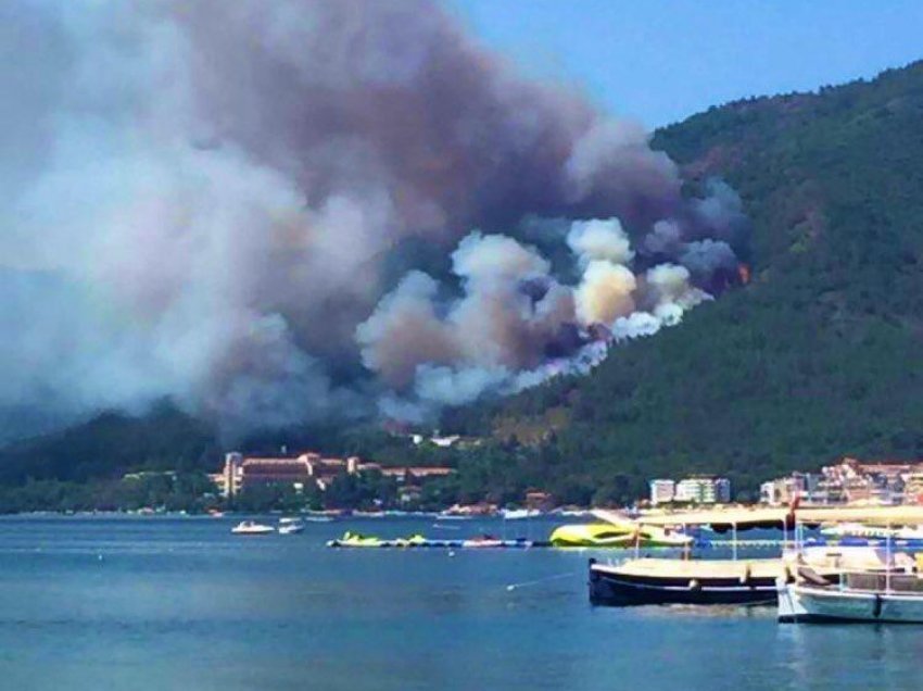 Zjarri, katër persona humbin jetën, qindra të evakuuar