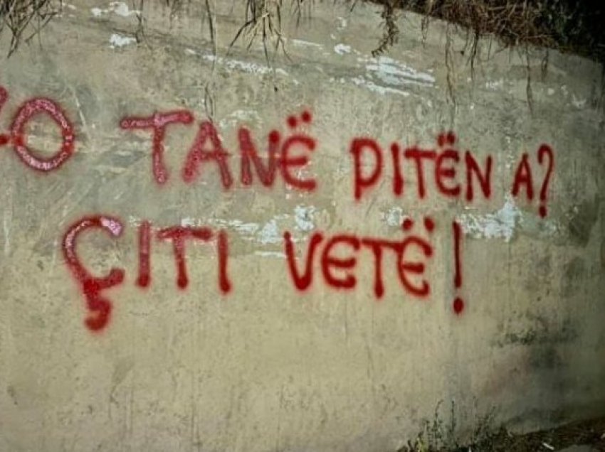 Çka fshihet pas grafiteve që u shkruan nëpër muret e qytetit të Vushtrrisë, përmendet çaji, virgjëria, e dhuna