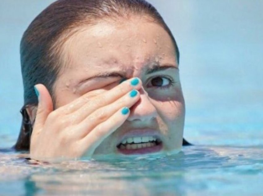 Keni djegie të syve kur laheni nëpër pishina? 