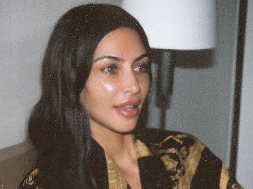 Kim Kardashian u përpoq të paraqiste emrin e markës ‘SKKN’ si të sajën