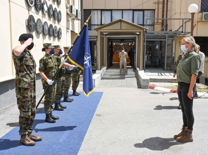 Ministrja e Mbrotjes së Danimarkës viziton KFOR-in në Prishtinë